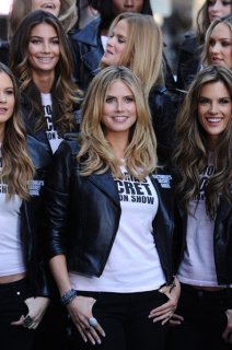 VS+supermodels+take+over+Times+Square+qBn6M5hm5mNl.jpg
