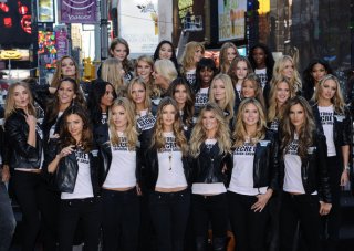 VS+supermodels+take+over+Times+Square+qE_g2PmaGa3l.jpg