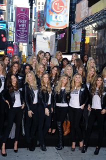 VS+supermodels+take+over+Times+Square+i4KdO_qiuVZl.jpg