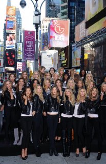 VS+supermodels+take+over+Times+Square+Psm6IWiWRVhl.jpg