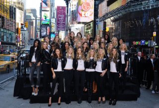 VS+supermodels+take+over+Times+Square+bpDhXrQjpL8l.jpg