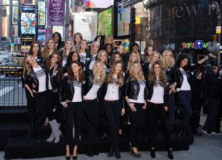 VS+supermodels+take+over+Times+Square+uDBWnKUI5VNl.jpg