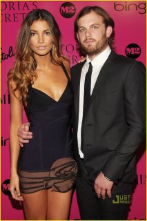 lily-aldridge-caleb-followill-pink-carpet-08.jpg