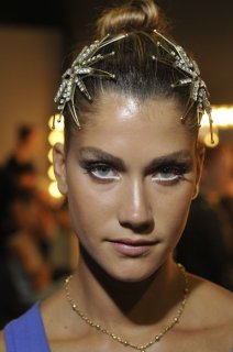 popup-victor_dzenk_fashiorio2010_backstage_beleza_03.jpg