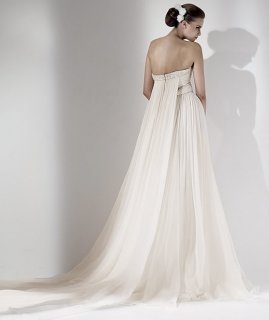 modelo-pisces_c-coleccion-novia-elie-saab-pronovias-2010.jpg
