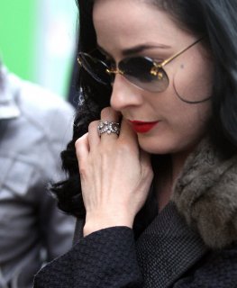 72158_Preppie_-_Dita_Von_Teese_arriving_at_Roissy_airport_-_November_3_2009_2160_122_400lo.jpg