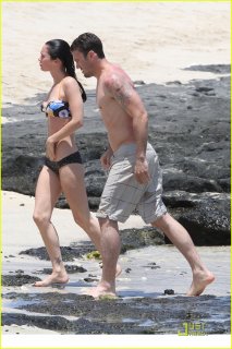 megan-fox-brian-austin-green-kiss-in-kona-05.jpg