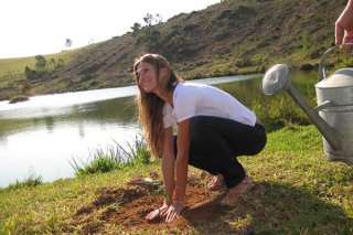 Gisele-plantando.jpg