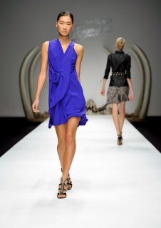 Kinder+Aggugini+Runway+LFW+Spring+Summer+2011+-0PCJKAkBJgl.jpg