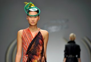 Kinder+Aggugini+Runway+LFW+Spring+Summer+2011+Aat1AACz_Xpl.jpg