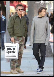 533807-sean-penn-en-seance-shopping-avec-son-637x0-3.jpg