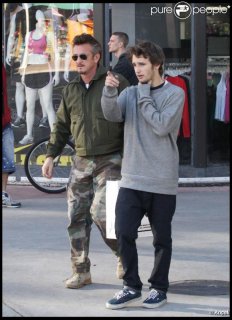 533812-sean-penn-en-seance-shopping-avec-son-637x0-3.jpg