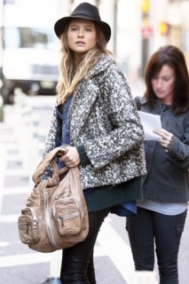 Las celebrities lucen sombreros de temporada.jpg