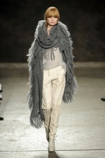 DOO-RI-FALL-2011-RTW-PODIUM-005_runway.jpg