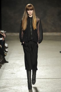 DOO-RI-FALL-2011-RTW-PODIUM-030_runway.jpg