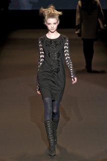 VIVIENNE-TAM-FALL-2011-RTW-PODIUM-024_runway.jpg