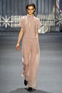 VERA-WANG-FALL-RTW-2011-PODIUM-027_runway.jpg