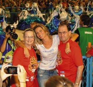 20110308205021_197458_large_gisele-bundchen-leva-a-familia-ao-camarote-caras.jpg
