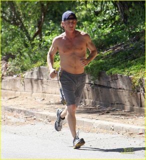 sean-penn-shirtless-jogging-18.jpg