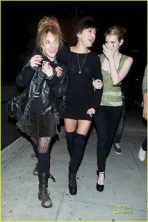 emma-roberts-zelda-williams-juno-temple-hollywood-02.jpg