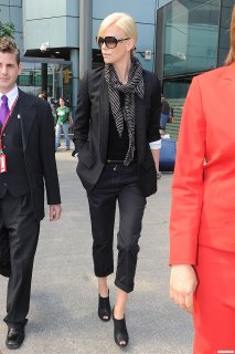 CTarrivesatHeathrowAirport27avril_11.jpg