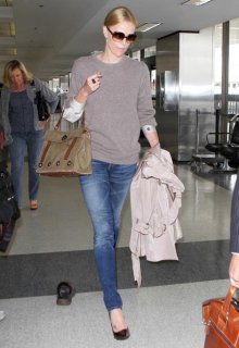 Charlize+Theron+Charlize+Theron+Catching+Flight+HTe2xRLBU4-l.jpg