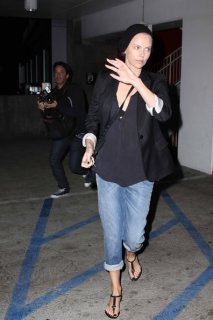 Charlize+Theron+heads+back+car+after+catching+u2yvO5ZPweFl.jpg