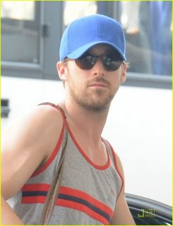 ryan-gosling-nice-airport-03.jpg
