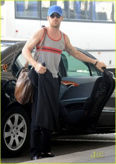 ryan-gosling-nice-airport-04.jpg