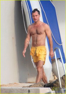 jude-law-shirtless-in-cannes-01.jpg