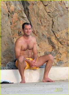 jude-law-shirtless-in-cannes-03.jpg