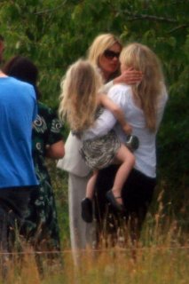 Up+up+away+Kate+Moss+says+goodbye+guests+before+p7EAaDsDmAZl.jpg