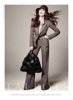 2011-08-Julianne-Moore-Talbots-2.jpg