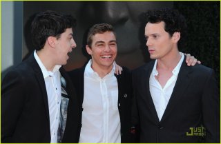 christopher-mintz-plasse-dave-franco-anton-yelchin-fright-night-screening-23.jpg