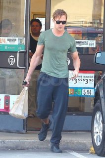 Ryan-Gosling-Sweats-7-Eleven-NYC.jpg