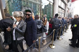 Queue-at-Versace-for-HM-001.jpg